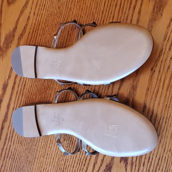 New! Valentino Caravani sandals.Size 9 runs smaller, color gold. - Picture 3 of 5